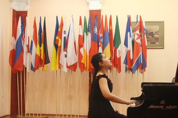 
Nguyệt Minh biểu diễn tại cuộc thi (Ảnh: Quang Đông)
