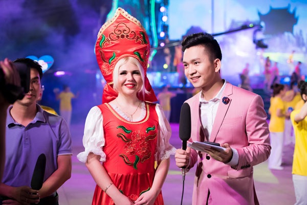 MC Hạnh Phúc chia sẻ “sự cố hài hước” của các BTV khi lên sóng trực tiếp - 1 MC Hạnh Phúc dẫn trong một chương trình.