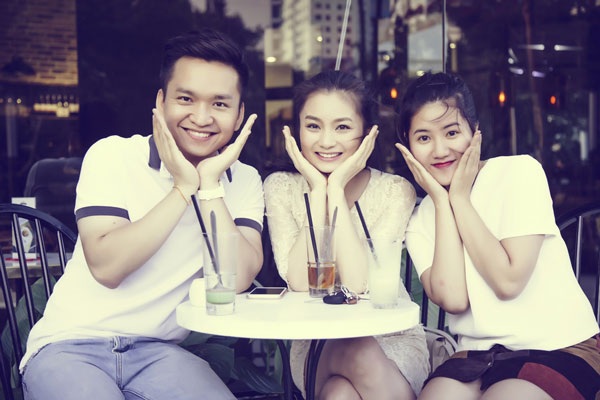 MC Hạnh Phúc chia sẻ “sự cố hài hước” của các BTV khi lên sóng trực tiếp - 3 MC Hạnh Phúc tạo dáng nhí nhảnh bên diễn viên Diệu Hương (giữa).