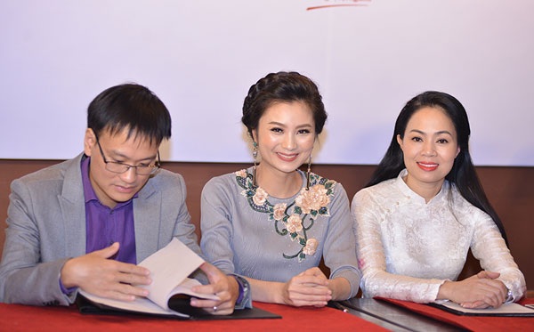 Diệu Hương: “Chồng chăm con khéo hơn tôi” - 5 Vợ chồng diễn viên Diệu Hương và chị Việt Anh, đại diện đơn vị cùng tham gia tổ chức sự kiện văn hóa chuyên đề Tết Việt.