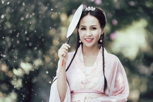Danh Tùng bị chấn thương khi diễn MV ca nhạc cùng Khánh Ly - 1 Hình ảnh Khánh Ly trong Mùa đông không lạnh. Bản phối mới của nhạc sĩ Huyền Trung khiến sáng tác của Giáng Son khá mới lạ...