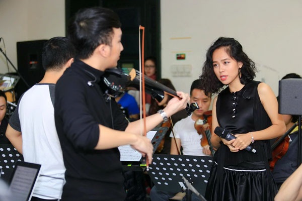 Thu Phương tự giảm phần lớn cát- sê để ủng hộ Hoàng Rob - 2 Ca sĩ Hoàng Quyên luyện tập cùng Hoàng Rob.