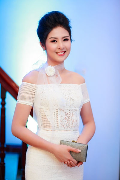 Hoa hậu Ngọc Hân diện váy trắng khoe vai trần gợi cảm - 2 Hoa hậu Ngọc Hân được nhiều người yêu thích bởi lối sống sạch sẽ và sự đam mê hết mình trong công việc thiết kế thời trang.