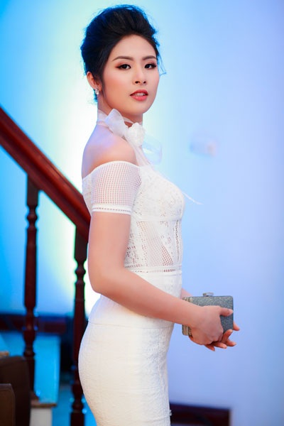 Hoa hậu Ngọc Hân diện váy trắng khoe vai trần gợi cảm - 4 Nói về vương miện Hoa hậu, Ngọc Hân tâm sự: Ở thời điểm đăng quang, tôi không biết vương miện Hoa hậu giúp được gì cho bản thân về sau mà chỉ biết tới cảm giác choáng ngợp, lâng lâng chiến thắng. Nhưng qua 6 năm làm Hoa hậu, tôi hoàn toàn nhận ra vương miện là điều quá tuyệt vời.