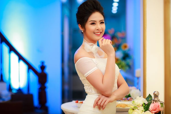 Hoa hậu Ngọc Hân diện váy trắng khoe vai trần gợi cảm - 5 Riêng chuyện riêng tư, người đẹp vẫn khẳng định chưa có gì. Khi nào có tin vui, cô sẽ chia sẻ với mọi người.