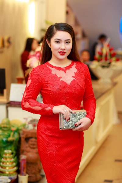 Hoa hậu Ngọc Hân diện váy trắng khoe vai trần gợi cảm - 6 Bảo Trâm Idol cũng tham dự sự kiện tối ngày 16/12.