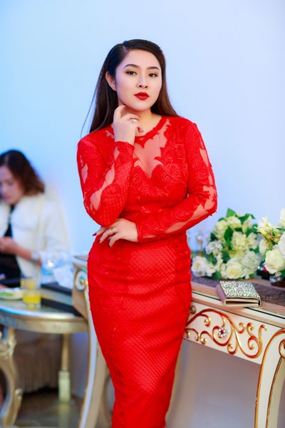 Hoa hậu Ngọc Hân diện váy trắng khoe vai trần gợi cảm - 7 Bảo Trâm Idol ngày càng dịu dàng, đằm thắm hơn sau khi lấy chồng. Cô nổi bật trong chiếc đầm đỏ tại sự kiện.