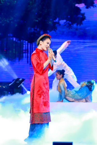 Thành Lê đẹp mặn mà khi hát “Huế và em” - 8 Thành Lê cho biết, sau phần biểu diễn mà cảm xúc vẫn dâng trào. Không chỉ khán giả xao xuyến xúc động mà nhiều nghệ sĩ biểu diễn cũng cảm thấy bồi hồi...
