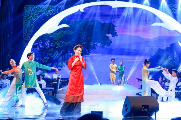 Thành Lê đẹp mặn mà khi hát “Huế và em” - 9 Chia sẻ về chương trình, Thành Lê xúc động: “Đây là lần đầu tiên Thành Lê được hát một chương trình hoành tráng và đặc sắc về ca Huế. Trước đây, vốn đã rất yêu thích những bài hát về Huế, nhưng lần này được thể hiện ca khúc ‘Huế và em’ quả là thử thách. Ca Huế nghe tưởng dịu dàng, sâu lắng nhưng hát rất khó. Ngoài kỹ thuật, giọng hát còn là cảm xúc thật sự. Những tên tuổi gạo cội về ca Huế cùng cất lên cùng những giọng hát mới, lần đầu tiên ca Huế thực sự mang lại trải nghiệm vừa lạ, vừa quen.