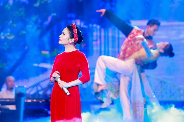 Thành Lê đẹp mặn mà khi hát “Huế và em” - 4 Thành Lê không chỉ tập luyện ca khúc mà còn kỳ công chuẩn bị trang phục cho chương trình ý nghĩa này.