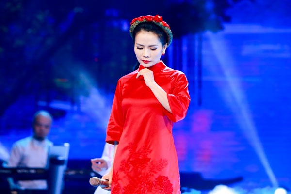 Thành Lê đẹp mặn mà khi hát “Huế và em” - 5 Trong 3 đêm Mùa đông xứ Huế do Bộ Văn hóa, Thể thao và Du lịch tổ chức, không chỉ chiếm thiện cảm khán giả về chất giọng ngọt ngào, Thành Lê cũng gây ấn tượng với trang phục áo dài cách tân màu đỏ.