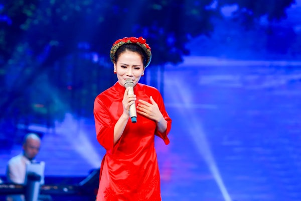 Thành Lê đẹp mặn mà khi hát “Huế và em” - 6 Là chuỗi các đêm nhạc về Huế lần đầu tiên ở Hà Nội, “Mùa Đông xứ Huế” đã kéo khán giả đến kín khán phòng Nhà hát Lớn. Nhiều ca khúc về Huế qua tiếng hát của các nghệ sỹ được cất lên đầy rung cảm, chạm đến trái tim người nghe và tình yêu với Huế càng đậm đà, sâu sắc…