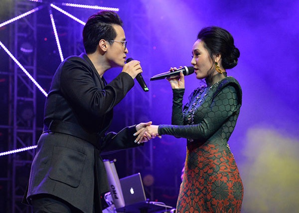 Hà Anh Tuấn: “Tôi là tỉ phú 72 tuổi cũng không trả cát- sê cho Phương Linh” - 4 Hà Anh Tuấn- Phương Linh hát đôi trên sân khấu bớt tự nhiên, thêm khoảng cách trên sân khấu.