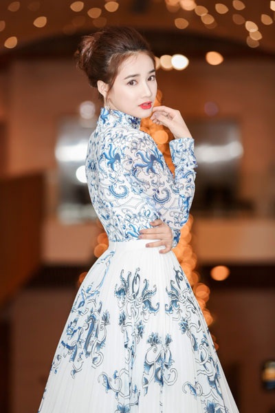 Nhã Phương xinh đẹp như công chúa - 2 Nhã Phương ngày càng xinh đẹp, rạng rỡ hơn nhất là so với thời điểm đóng phim Những thiên thần áo trắng. Thậm chí, có nghi vấn người đẹp thẩm mỹ; nhưng Nhã Phương chưa lên tiếng trước thông tin này.