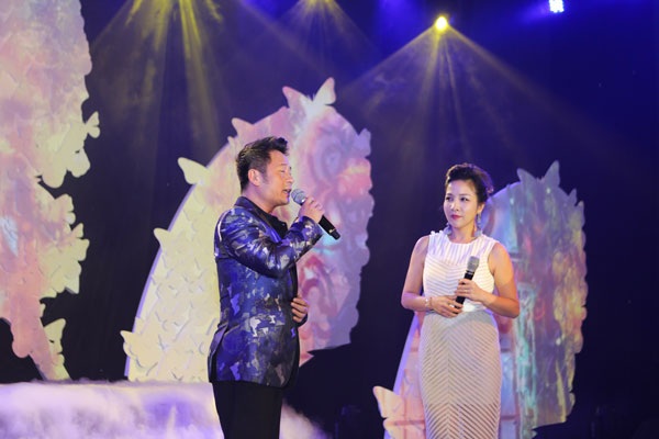 Nhã Phương xinh đẹp như công chúa - 8 Bằng Kiều không chỉ đến hát mà còn chúc mừng Mỹ Linh. Sau tất cả, họ vẫn là những người bạn tốt...