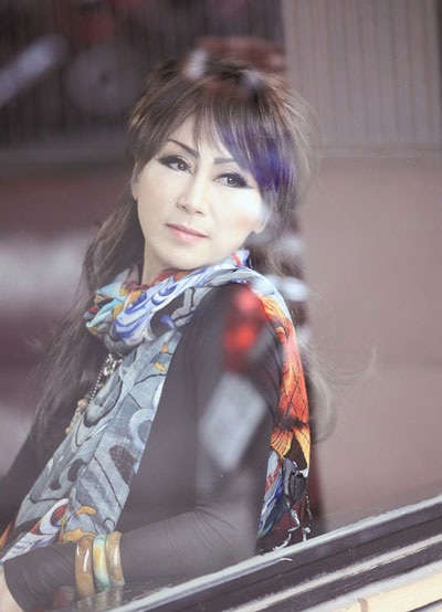 
Vào đầu tháng 1 năm 2017, lần đầu tiên Lê Uyên đến Hà Nội để cùng với Lệ Thu, Ánh Tuyết, Quang Thành giới thiệu liveshow “Dạ khúc cho tình nhân”. (Hình ảnh Lê Uyên của hiện tại)
