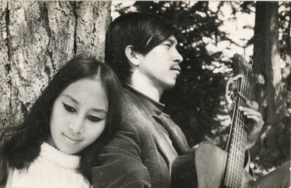 Cặp đôi Lê Uyên- Lê Uyên Phương quấn quýt một thời.