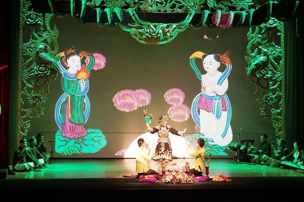 Phần trình diễn Cô Bé Thượng Ngàn.