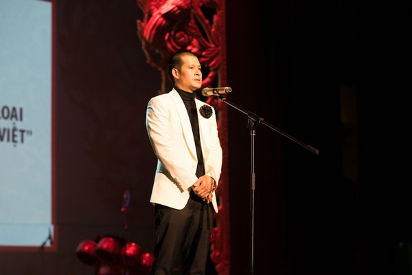 Đạo diễn Việt Tú chia sẻ cảm xúc tại lễ chào mừng.