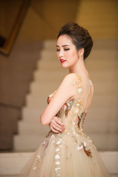 MC Thanh Bạch dạy Á hậu Thụy Vân khiêu vũ - 7 Thụy Vân đã kết hôn và có một bé trai kháu khỉnh. Cô chia sẻ, sau những mệt nhọc, bận rộn với công việc, về nhà chỉ nhìn ngắm con là mọi lo toan, mệt mỏi tan biến hết.