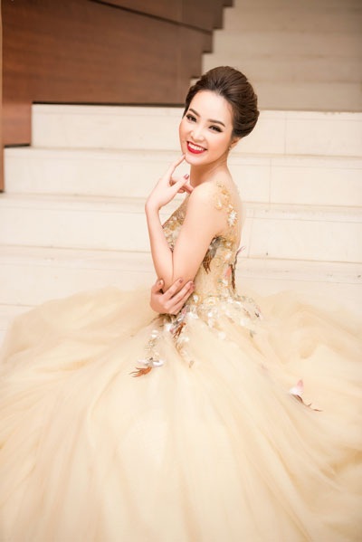 MC Thanh Bạch dạy Á hậu Thụy Vân khiêu vũ - 9 Tết năm nào người đẹp cũng tự tay sắm sửa, chuẩn bị thật chu đáo.