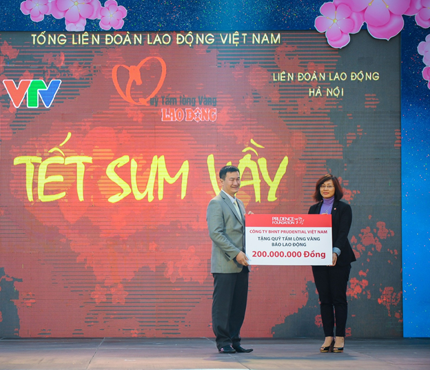 Prudential VN đem xuân ấm đến công nhân nghèo xa quê - 1 Prudential VN đem xuân ấm đến công nhân nghèo xa quê
