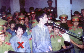 Chuyện chưa kể về phiên toà xử “ông trùm” Khánh trắng - 4 Khánh trắng (dấu X) vẫn rất bình tĩnh trước phiên toà