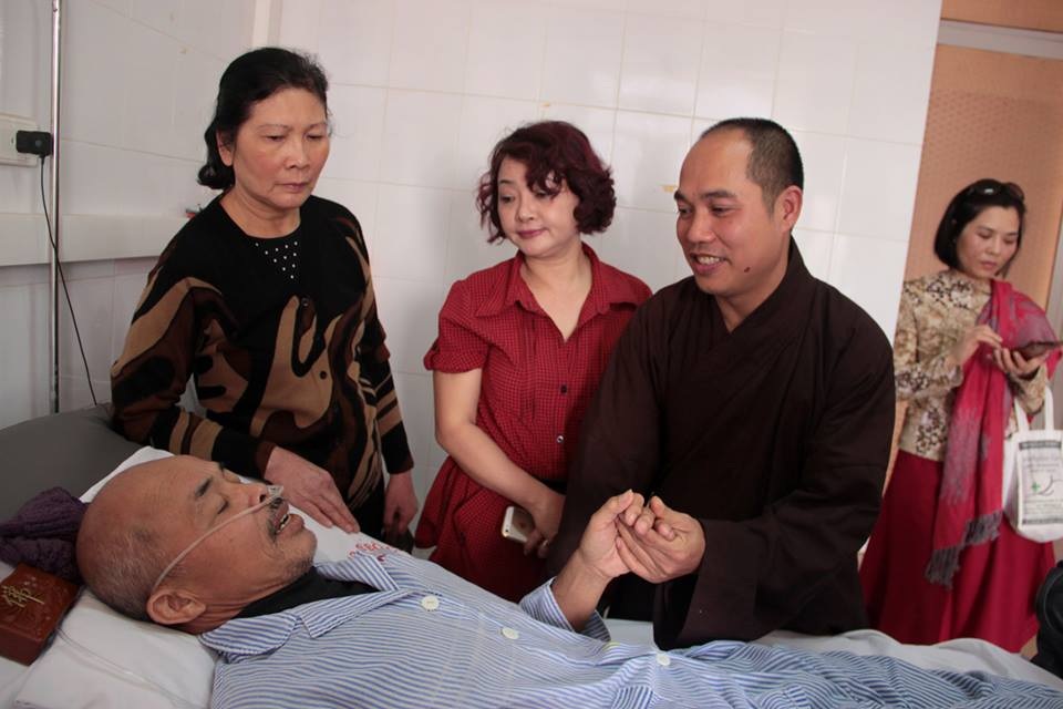 Nghệ sĩ Hán Văn Tình trên giường bệnh