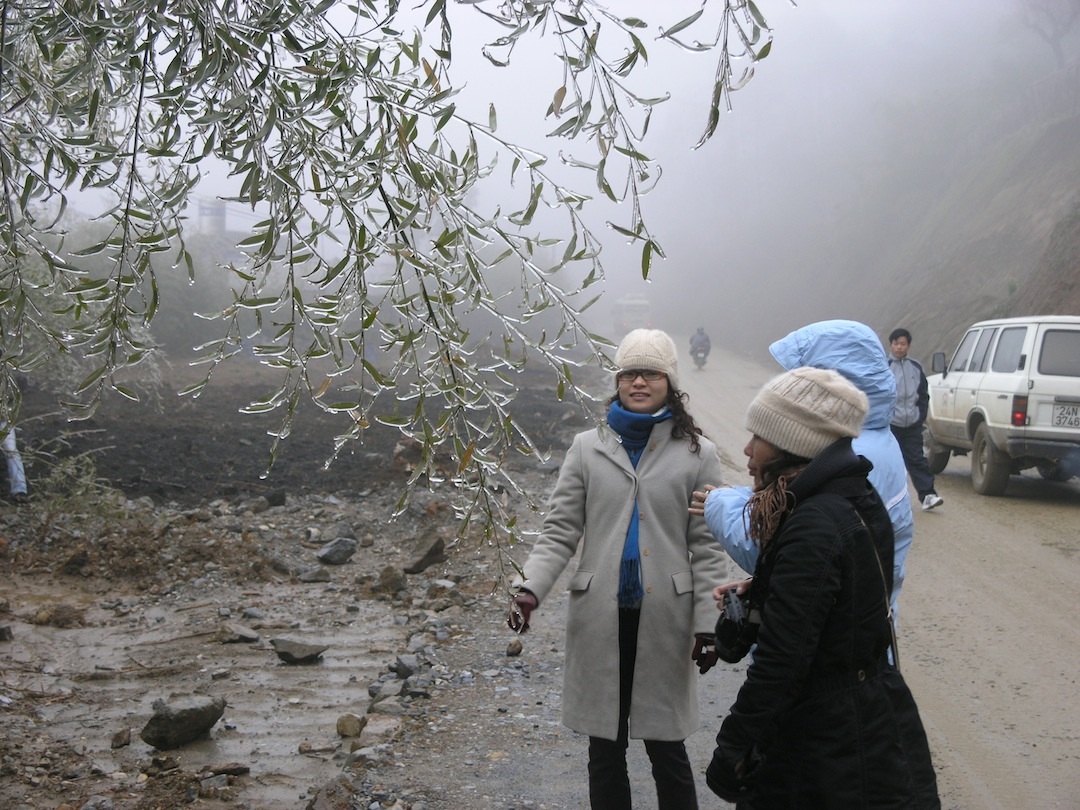 Hàng nghìn du khách từ Hà Nội và nhiều tỉnh thành xa xôi vẫn đội mưa rét lên Sapa ngắm tuyết.