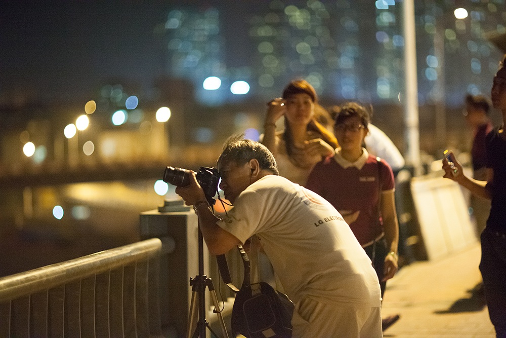 Rất đông người đã có mặt từ rất sớm để có vị trí đẹp quan sát hiện tượng trăng máu.