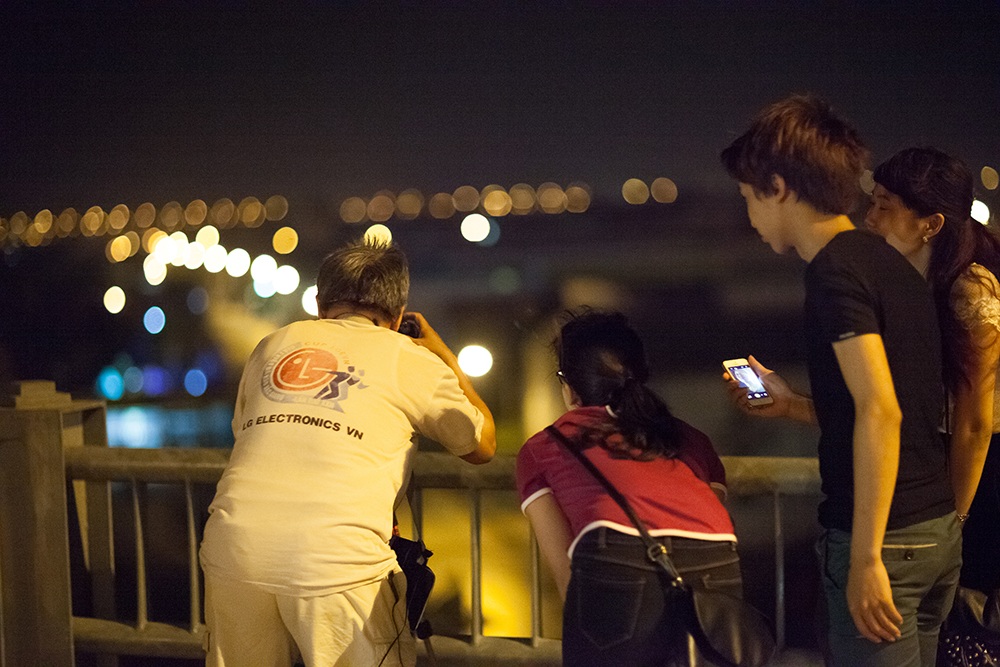 Mỗi người chọn cho mình một vị trí lý tưởng để chiêm ngưỡng hiện tượng nguyệt thực toàn phần.