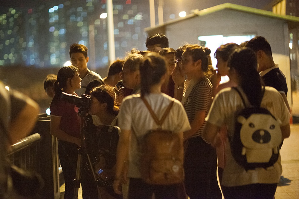 Rất đông
các bạn trẻ tập trung phía dưới đường để quan sát hiện tượng trăng
máu.