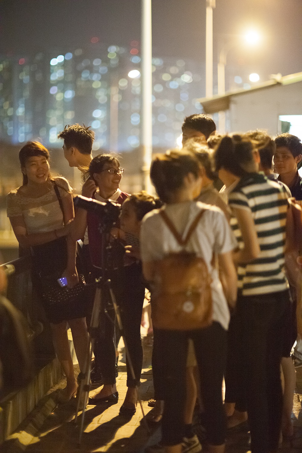 Rất đông
các bạn trẻ tập trung phía dưới đường để quan sát hiện tượng trăng
máu.