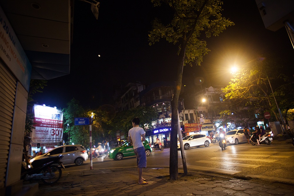 Đến khoảng 19h40, mặt trăng hoàn toàn với màu đỏ