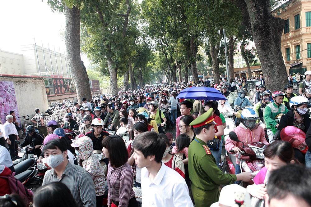 Hà Nội: Tắc nghẽn ở lễ hội hoa anh đào - 4 Lực lượng cảnh sát dù rất nỗ lực