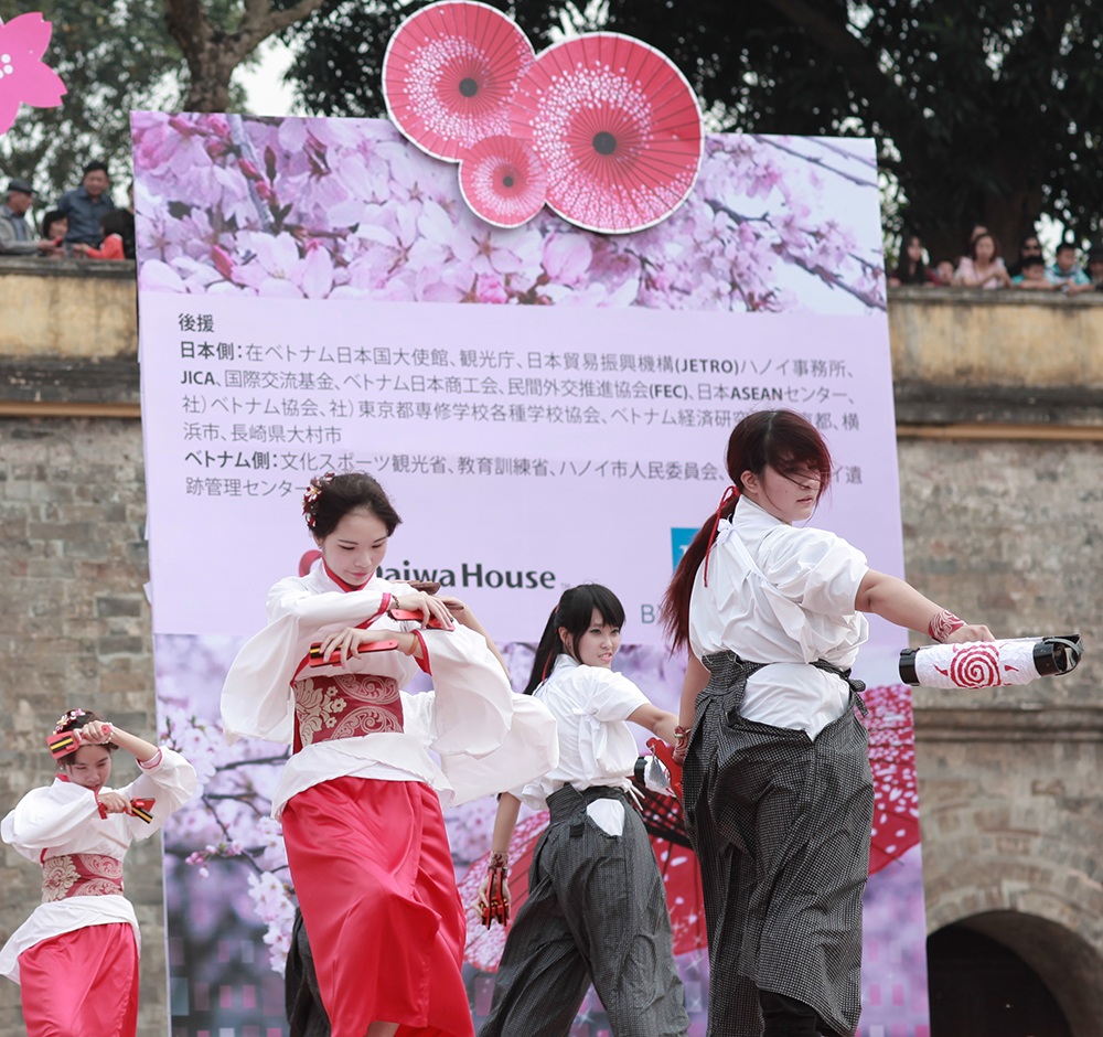 Hà Nội: Tắc nghẽn ở lễ hội hoa anh đào - 12 Lễ hội hoa anh đào Nhật Bản 2015 tại Hà Nội kết thúc vào chiều nay.
