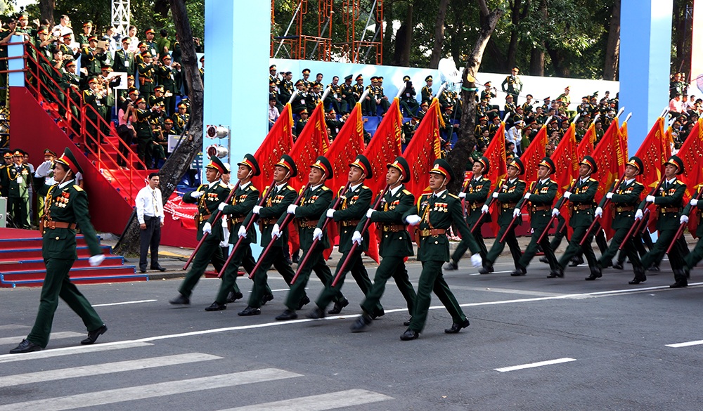Toàn cảnh lễ diễu binh, diễu hành mừng ngày thống nhất - 3 Khối quân kỳ đại diện cho 5 cánh quân giải phóng Sài Gòn