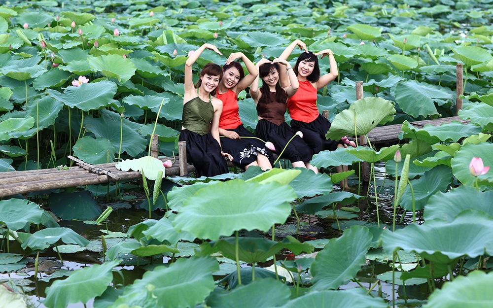 Mướt mồ hôi chụp sen Hồ Tây dưới nắng nóng "thiêu đốt" - 9 Trang phục áo dài, áo bà ba, áo yếm luôn có rất đông khách chọn thuê