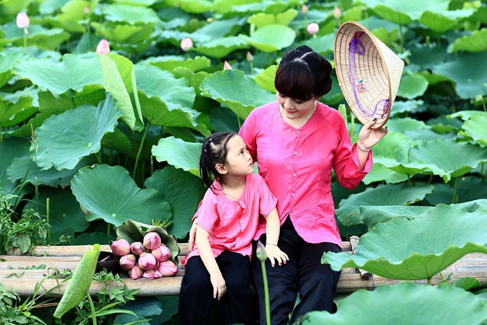 Mướt mồ hôi chụp sen Hồ Tây dưới nắng nóng "thiêu đốt" - 10 Trang phục áo dài, áo bà ba, áo yếm luôn có rất đông khách chọn thuê