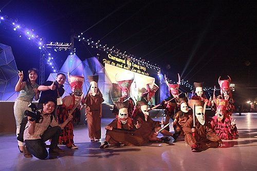 Những "bóng hồng" nóng bỏng tại Carnaval Hạ Long 2015 - 17 Carnaval Hạ Long đã thực sự trở thành tinh hoa du lịch tỉnh Quảng Ninh