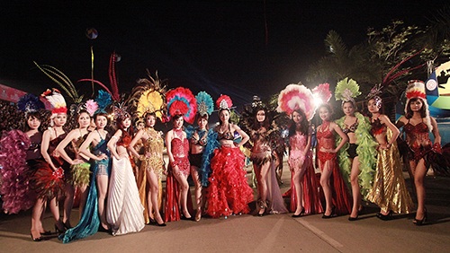 Những "bóng hồng" nóng bỏng tại Carnaval Hạ Long 2015 - 11 Nụ cười Hạ Long...