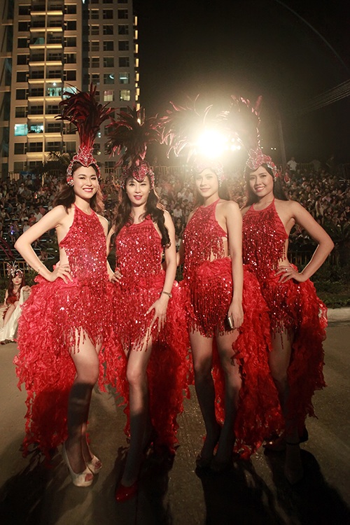 Những "bóng hồng" nóng bỏng tại Carnaval Hạ Long 2015 - 10 Cuốn hút với trang phục trẻ
trung và rực rỡ
