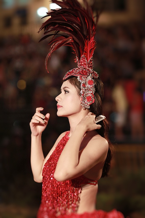 Những "bóng hồng" nóng bỏng tại Carnaval Hạ Long 2015 - 9 Cuốn hút với trang phục trẻ
trung và rực rỡ