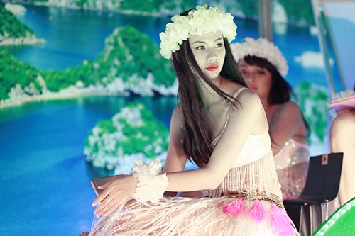 Những "bóng hồng" nóng bỏng tại Carnaval Hạ Long 2015 - 6 Màn trình diễn của các cô
gái tại lễ hội luôn được chú ý nhất.