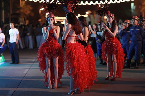 Những "bóng hồng" nóng bỏng tại Carnaval Hạ Long 2015 - 5 Màn trình diễn của các cô
gái tại lễ hội luôn được chú ý nhất.