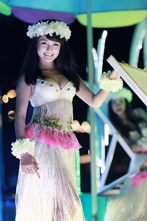 Những "bóng hồng" nóng bỏng tại Carnaval Hạ Long 2015 - 3 Những cô gái vùng Đất Mỏ đã làm
say lòng du khách bởi sự duyên dáng quyến rũ.