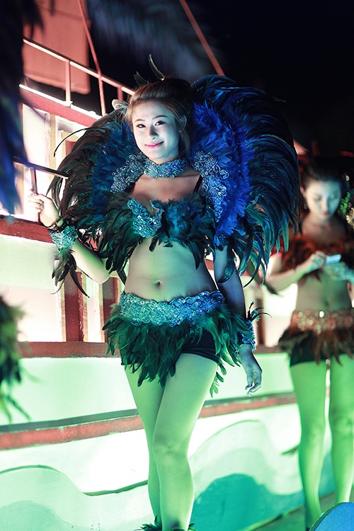 Những "bóng hồng" nóng bỏng tại Carnaval Hạ Long 2015 - 2 Những bóng hồng nóng bỏng tại Carnaval Hạ Long 2015