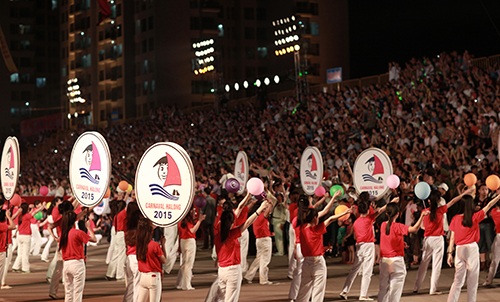 Những "bóng hồng" nóng bỏng tại Carnaval Hạ Long 2015 - 18 Carnaval Hạ Long đã thực sự trở thành tinh hoa du lịch tỉnh Quảng Ninh