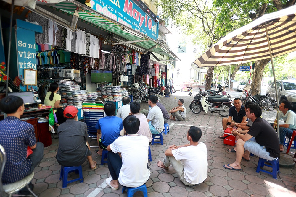 Người Hà Nội ra đường xem bóng đá - 3 Nhiều người đã chuẩn bị sẵn bia, nước lạnh để chống chọi với nắng nóng suốt trận đấu