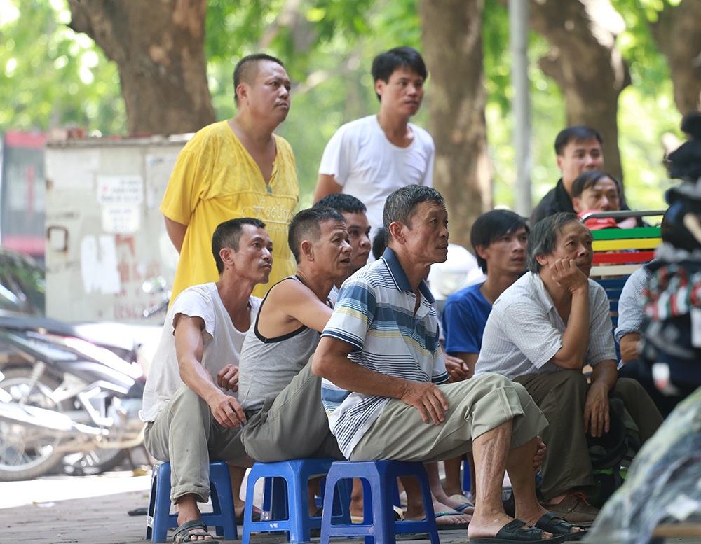 Người Hà Nội ra đường xem bóng đá - 5 Normal